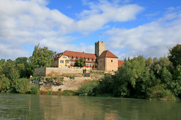 Unterwegs begegnen den Radlern zahlreiche historische Schlösser und Burgen, zum Beispiel die Rathausburg in Lauffen am Neckar.