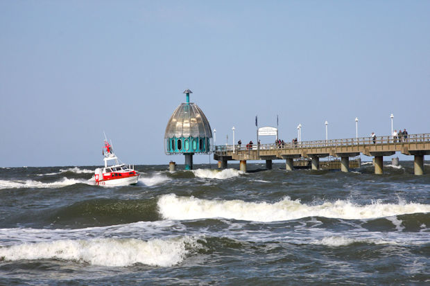 Zum Herbst hin kann es an der Seebrücke Zinnowitz auf Usedom schon mal ein bisschen stürmisch werden.