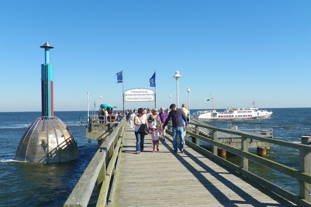 Am Ende der Seebrücke von Zinnowitz kann man mit der Tauchgondel zum Unterwasser-Abenteuer starten.Oder den Seebrückenverkehr entlang der malerischen Küste Usedoms, bis nach Swinemünde(Polen) nutzen.