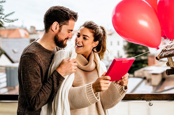 Mit einem passenden, individuellen Erlebnis-Geschenk kann man der Partnerin beziehungsweise dem Partner am Valentinstag auf kreative Art und Weise zeigen, wie sehr man sie oder ihn mag.
