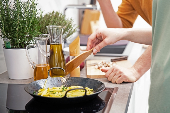 Egal ob vegan oder nicht: Wertvolle Pflanzenöle sind ein wichtiger Bestandteil der gesunden Ernährung.
