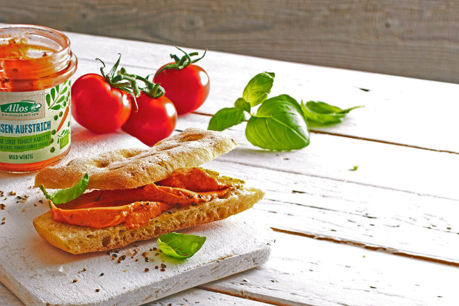 Statt Wurst und Käse schmeckt zum Abendbrot auch ein veganer Aufstrich.