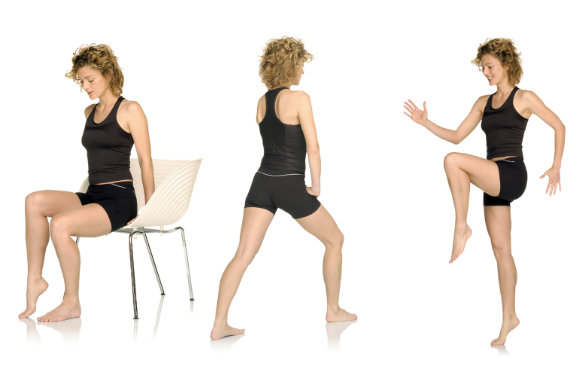 Geht auch im Bürooutfit ganz einfach: 1. kleine Übungen im Sitzen wie das Fersenheben. 2. Mit einem Ausfallschritt lässt sich die Wade gut dehnen. 3. Der Storchengang eignet sich für kleine Aufstehpausen.
