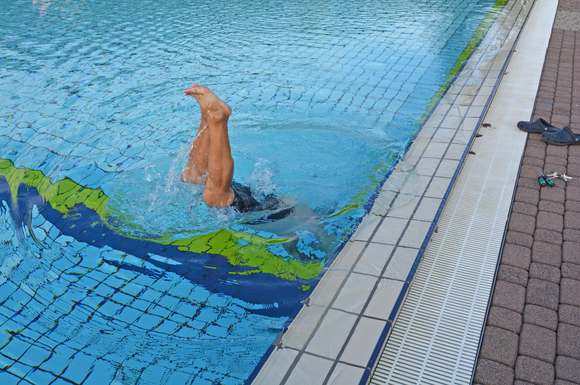 Nicht immer ist auf den ersten Blick zu erkennen, ob ein Schwimmer in Not ist oder ein Kunststück vollführt. Fachangestellte für Bäderbetriebe müssen deshalb stets ein waches Auge auf ihre Gäste haben.