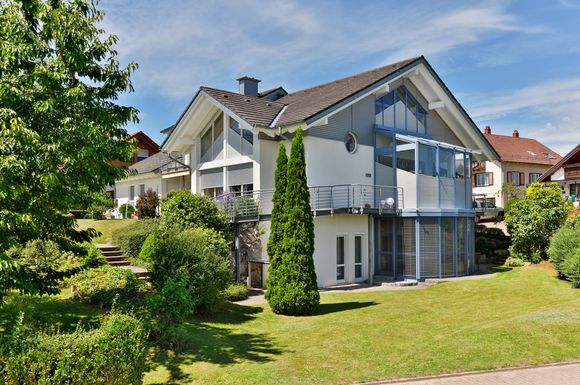 Der Austausch in die Jahre gekommener Fenster und Rollläden spart Energie, schont die Umwelt und schenkt dem Eigenheim ein völlig neues, frisches Gesicht.