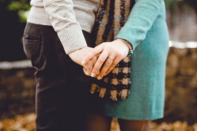 Die Verlobung feiern: Ein sogenanntes Engagement-Shooting ist eine gute Gelegenheit, um den Hochzeitsfotografen kennenzulernen.
