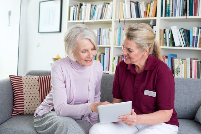 Um herauszufinden, worauf die Seniorinnen und Senioren beim Einzug besonders Wert legen, sprechen die Mitarbeitenden der Augustinum Seniorenresidenzen ausführlich mit den Interessenten.