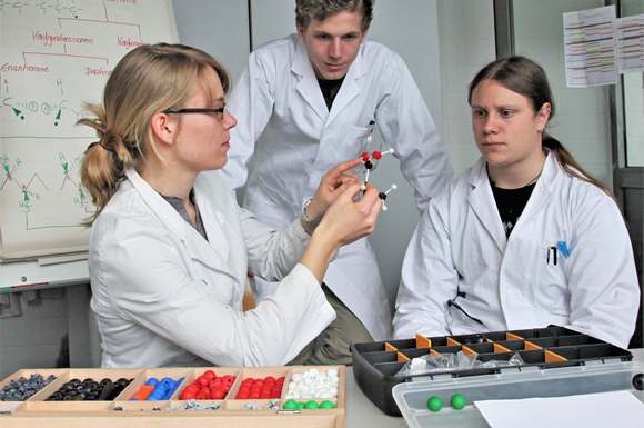 Der Bachelor-Studiengang "Chemie mit Materialwissenschaften" verbindet ein forschungsorientiertes Studium der Chemie mit dem technisch- und anwendungsorientierten Werkstoffingenieurwesen.