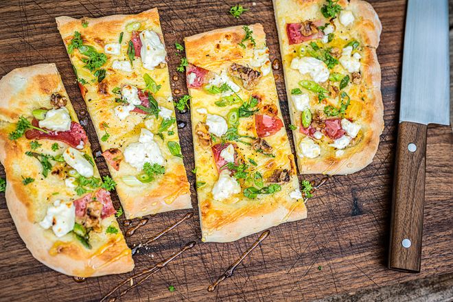 Mit dem passenden Honig erhält der deftige Flammkuchen eine raffinierte Note.
