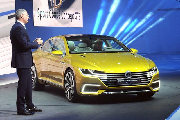 Dr. Heinz-Jakob Neußer erläutert für die Marke Volkswagen das neue Sport Coupé Concept GTE.
