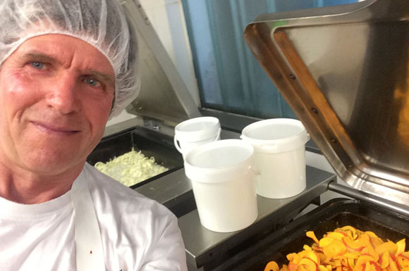 Georg Thalhammer steht immer wieder selbst in der Küche - beispielsweise, um eine Suppe zu kochen.