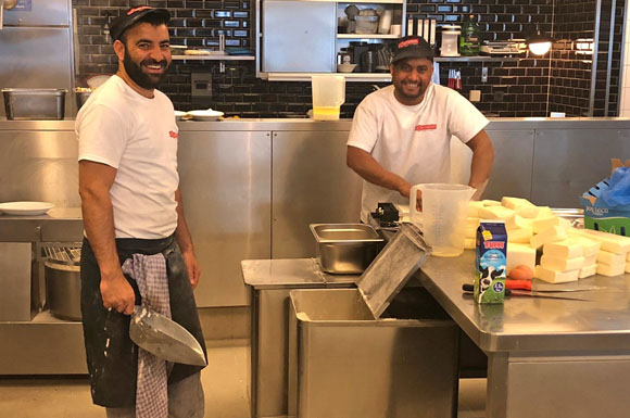 Die Zusammenarbeit mit dem Team gefällt Asif Mohammed besonders gut und für seinen unbefristeten Arbeitsvertrag ist er seinem Chef sehr dankbar.
