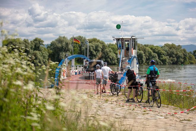 In Stephansposching bringt eine Fähre die Radtouristen ans andere Ufer der Donau.