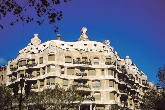 Die Casa Milà ist eines der bekanntesten Gebäude von Antoni Gaudí in Barcelona.