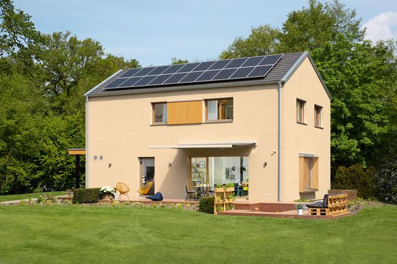 Dieses Musterhaus verfügt mit knapp 150 Quadratmetern über ausreichend Wohnfläche für eine junge Familie und überzeugt durch eine moderne und funktionale Architektur.