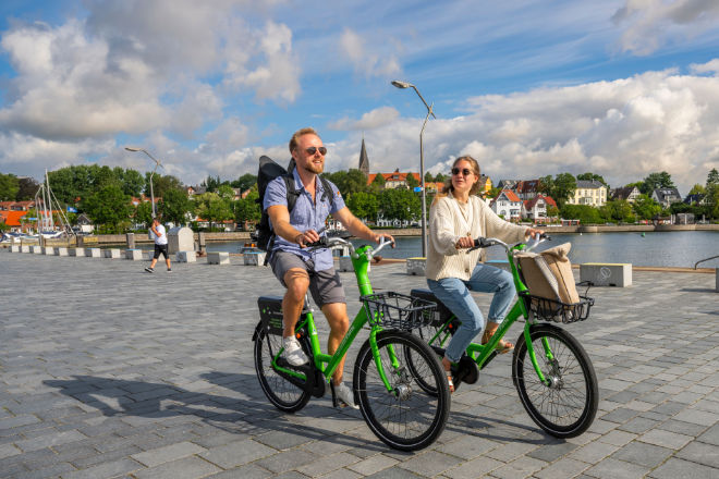 Besonders entspannt und intensiv kann man die Eckernförder Bucht auf dem Fahrrad entdecken, im Hintergrund ist der pittoreske Hafen zu sehen.