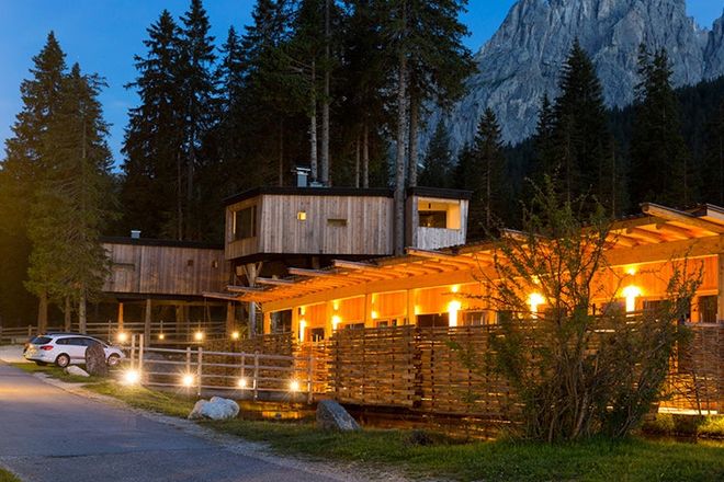 In einem echten Baumhaus wohnen? Das geht in den Baumhäusern in der Luxus-Version im Caravan Park im südtirolischen Sexten.