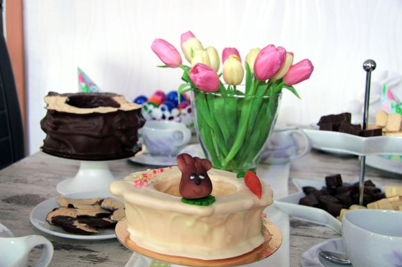 In vielen Familien sitzt man Ostern an einer schön gedeckten Kaffeetafel beisammen.