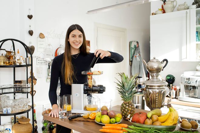 Obst- und Gemüsesäfte sind Energiespender, mit einem Entsafter kann man sie selbst immer frisch zubereiten. Wichtig ist, dass die Inhaltsstoffe beim mechanischen Pressvorgang nicht zerstört werden.
