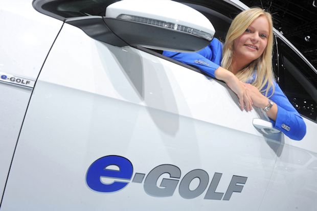 Volkswagen visiert die 300 km Reichweite für Elektroautos an.
