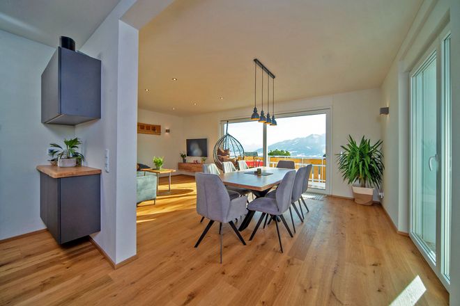 Bei einer Modernisierung mit W&auml;rmepumpe mit Fl&auml;chenheizung bleiben edle Fu&szlig;b&ouml;den unangetastet, wenn angenehme Strahlungsw&auml;rme &uuml;ber Lehmputz-Trockenbauplatten an Decken oder W&auml;nden ins Haus gebracht wird.