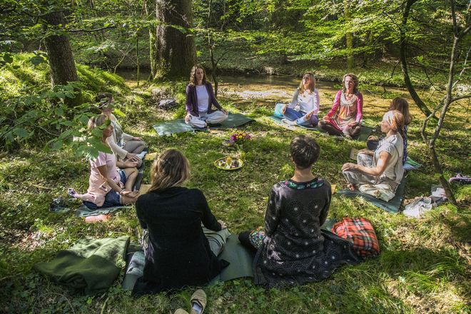 Die Wirkung des Waldes lässt sich in der Region rund um den Waginger See bei unterschiedlichen Angeboten kennenlernen.