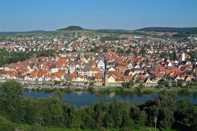 Panoramablick auf Karlstadt am Main, das malerische Städtchen gilt als eine Perle des Fränkischen Weinlandes.