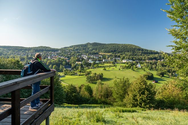 Aktive Erholung beim Wandern und Entspannung im Solebad, in der Sauna und in der Wellnessoase: Die Mischung macht den Reiz eines Urlaubs in Bad Schlema im Erzgebirge aus. Auf dem Bild geht der Blick in den großzügigen Kurpark.