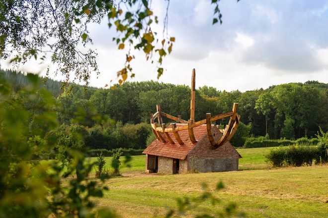 "Das Haus im Boot das Boot im Haus" heißt die Großskulptur im Nieheimer Kunstpfad.