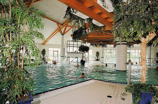 Das Zentrum der Friesland-Therme in Horumersiel ist die imposante, achteckige Halle mit drei Becken und 31 Grad Celsius Wassertemperatur zum Planschen, Spielen, Schwimmen und Tauchen.