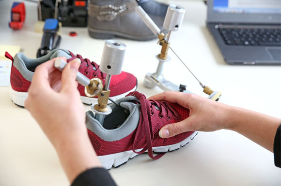 Um in Schuhen Schadstoffe nachzuweisen, sind aufwändige Labortests nötig.