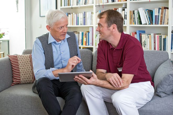 Wer sich für den Umzug in eine Seniorenresidenz interessiert, sollte sich vorab informieren, welche Kosten außerhalb der Pauschale eventuell noch anfallen.