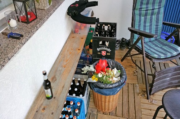Die Lagerung von Getränken oder anderen Gegenständen auf dem Balkon ist gestattet - solange keine unangenehmen Gerüche gestehen und der äußere Eindruck nicht beeinträchtigt wird.