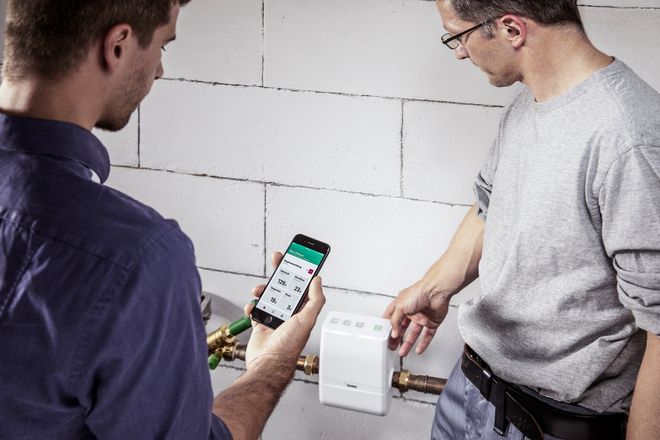 Moderne Wassersteuerungen sind per App intuitiv mit dem Handy bedienbar.