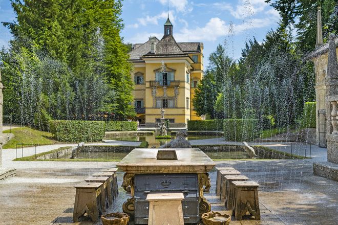 Vor allem das feuchte Element wird in der weitläufigen Parkanlage und den Wasserspielen von Schloss Hellbrunn vielfältig in Szene gesetzt.