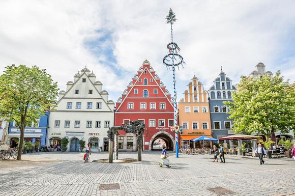 Farbenprächtige Renaissance-Fassaden säumen den historischen Marktplatz der Max-Reger-Stadt Weiden. Viele Cafés und Restaurants laden zum Verweilen und Genießen ein.
