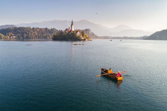 Entschleunigung auf dem Wasser: gemütlich zur Insel im Bleder See schippern.