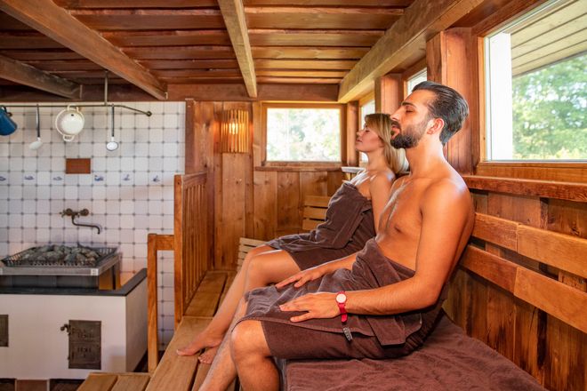 In der großen Sauna-Landschaft mit den sechs maritim gestalteten Saunen und Dampfbädern perlt der Stress förmlich von einem ab.