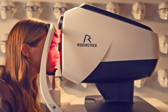 Ein Fachoptiker erfasst mithilfe der DNEye Technologie Tausende Messdatenpunkte f&uuml;r ein individuelles Augenmodell.