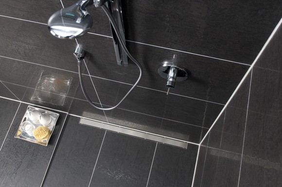 Ohne Stolperfalle in die Dusche: Von schwellenfreien Bädern und dem damit verbundenen Komfortgewinn profitieren nicht nur ältere Bewohner.