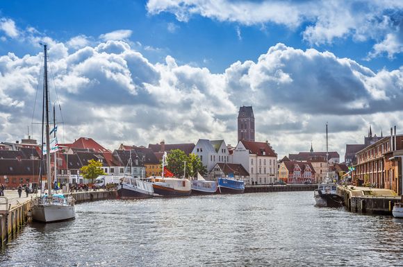 Die Silhouette des Alten Hafens in Wismar. Die Stadt an der Ostsee erinnert an die Blütezeit der Hanse im 14. Jahrhundert.