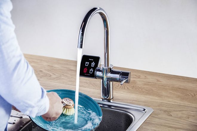 Zum Spülen lässt man direkt heißes, ungefiltertes Wasser aus dem Hahn.