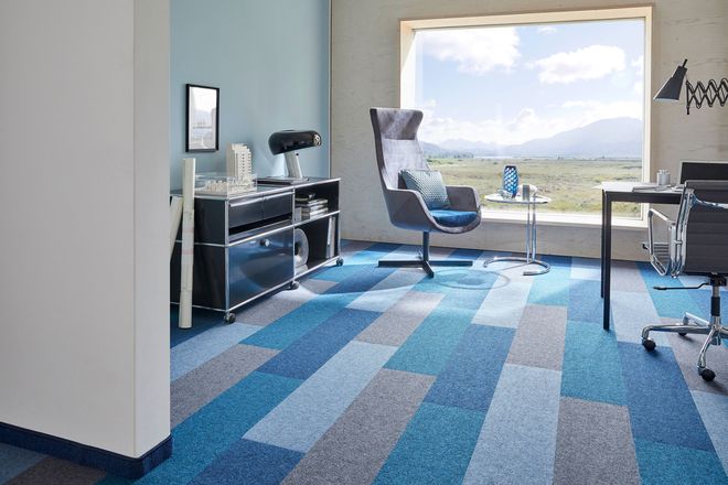 Teppichdielen geben diesem Arbeitszimmer einen besonderen Look. Am besten verlegt man sie in Richtung des Lichteinfalls.