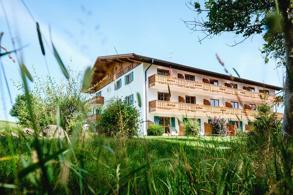 Idyllisch in Bad Bayersoien gelegen, kümmert sich die Privatklinik am See ausschließlich um Alkoholpatienten.