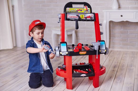 "Wenn ich groß bin, will ich Handwerker werden." Mit einem passenden Spielzeugset wird der Traum vielleicht Wirklichkeit.