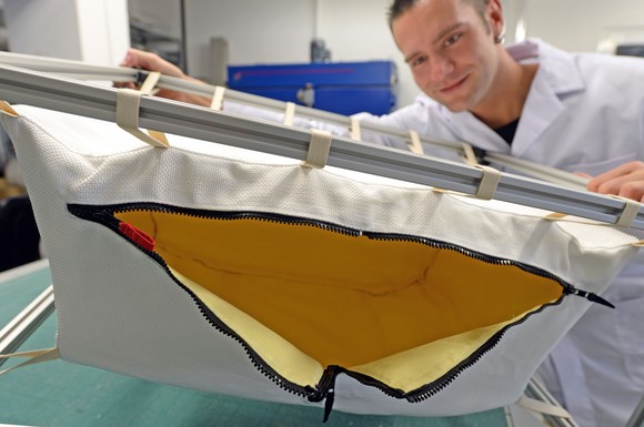 Hightech-Stoffe der Zukunft werden besonders leicht sein und trotzdem vor extremen Temperaturen oder Stößen schützen können, was die Arbeit beispielsweise eines Feuerwehrmanns erheblich erleichtern wird.