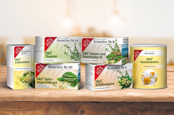 Wirksame Bestandteile der Arzneitees sind etwa Heilkräuter wie Salbei, Kamille, Holunderblüten, Eibischblätter oder Spitzwegerichkraut.