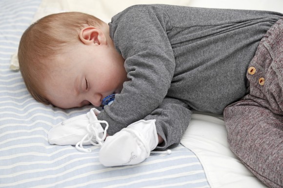 Für Babys mit Neurodermitishaut gibt es Fäustlinge als Kratzschutz.