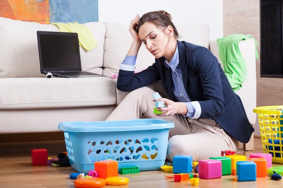 Viele berufstätige Mütter managen parallel die Kindererziehung, den Haushalt und den Einkauf. Die Ruhepausen kommen oft zu kurz.