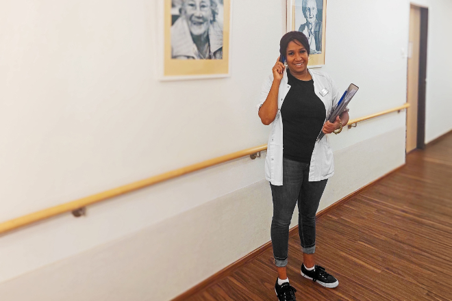 Früher Einzelhandelskauffrau, heute Pflegedienstleitung: Airovia Margaritis Ramirez nimmt ihre Karriere selbst in die Hand.
